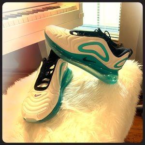 🚫SOLD🚫Nike Airmax 720’s Size 9.5 Men’s/11 Womens